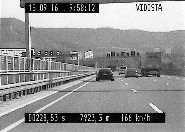 Die Autobahnpolizei stoppt auf der A4 bei Jena einen 45-Jährigen. Der war deutlich zu schnell auf der Autobahn unterwegs.