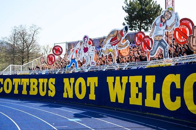 Schon vor dem Anpfiff zeigten die Jena-Fans in der Südkurve mit einer Choreographie „Cottbus not welcome“, das die Energie-Anhänger nicht erwünscht sind.