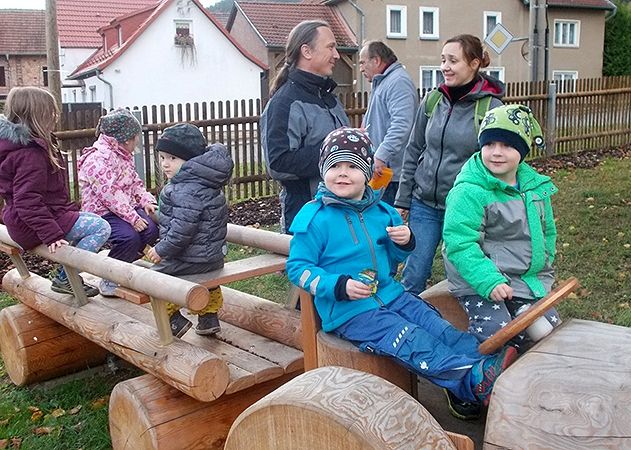 Hab meinen Traktor voll geladen: In Ammerbach wurde heute der lang ersehnte Spielplatz eröffnet.