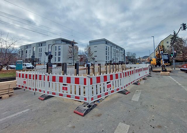 Nach den erfolgreichen Reparaturarbeiten an der Fernwärmeleitung führen die Stadtwerke Jena Netze hier weitere notwendige Arbeiten an den erdverlegten Stromleitungen aus.