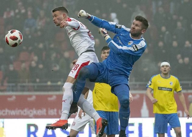 FCC-Torhüter Raphael Koczor hielt mit einigen Glanzparaden sein Team immer wieder im Rennen. Hier gegen Kilian Pagliuca (HFC).