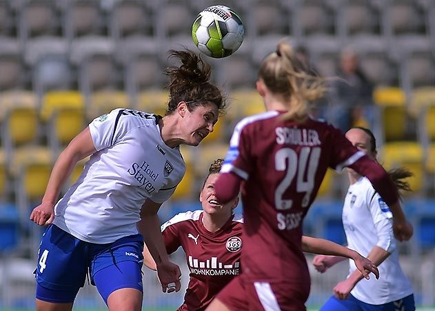 Die Jenaerin Shannon Woeller (links) gegen die Essenerin Lea Schüller im Bundesliga-Spiel FF USV Jena gegen SGS Essen im Ernst-Abbe-Sportfeld.