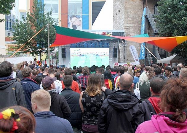 Public Viewing in Jena: Gleich mehrere Veranstalter zeigen die Spiele der Fußball-WM 2018 in Russland. Blick in die Jenatec Arena am Faulloch.