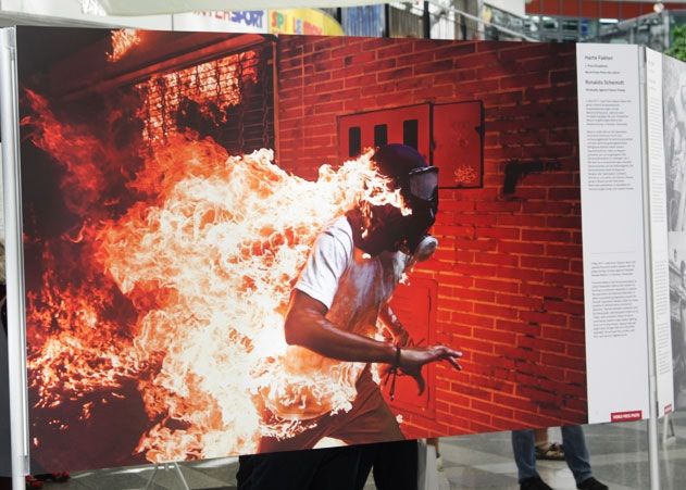 World Press Photo 2017: Die Aufnahme entstand in der venezolanischen Hauptstadt Caracas bei Protesten gegen Präsident Maduro.