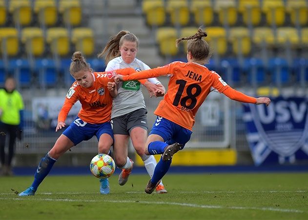 Karla Görlitz und Annika Graser im Zweikampf mit Potsdams Luca Graf.