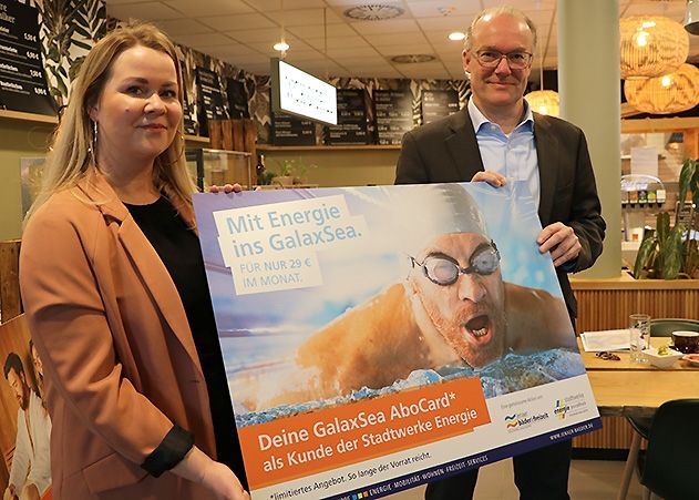 GalaxSea AboCard: Bäderchefin Susann Zetzmann und Stadtwerke-Geschäftsführer Thomas Dirkes zeigen die neue Kampagne „Mit Energie ins GalaxSea“.