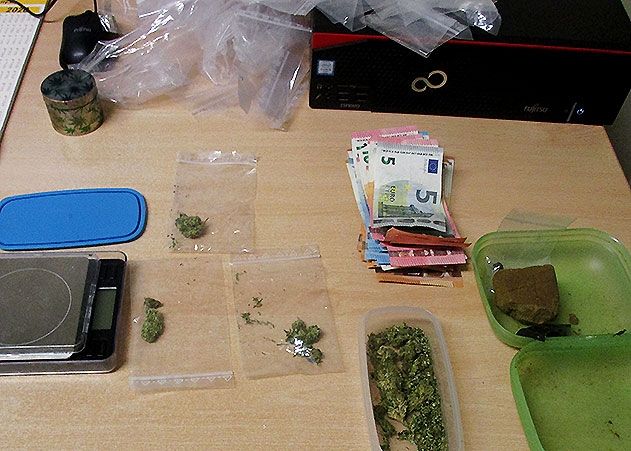 Die Polizei fand in der Wohnung neben Drogen auch Bargeld.