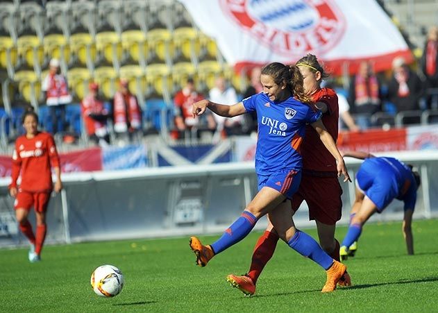 Die Jenaerin Julia Arnold (links) gegen die Münchenerin Carina Wenniger im Spiel FF USV Jena gegen FC Bayern München im Jenaer Ernst-Abbe-Sportfeld.