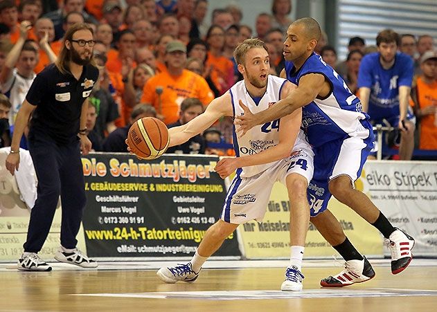 Auch das zweite Play-off-Viertelfinalspiel verlor Science City Jena gegen die Oettinger Rockets Gotha mit zehn Punkten Differenz. Im Bild attackiert Jenas Wayne Bernard (re.) den Gothaer Matt Vest, im Hintergrund  beobachtet von Jenas Chefcoach Björn Harmsen.