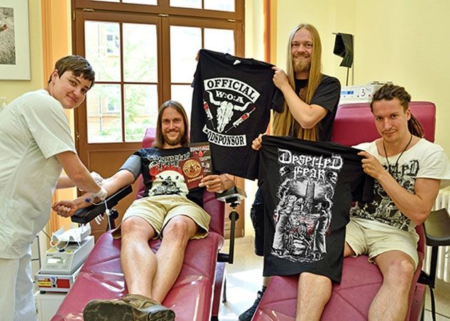 Die Thüringer Band Deserted Fear eröffnet die Kooperation der UKJ-Blutspende mit dem Wacken Open Air und präsentiert dabei das Wacken-Shirt (links) sowie das Shirt im eigenen Blutspende-Design.