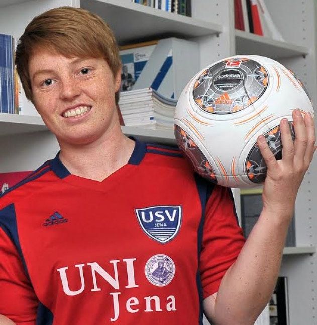 Susann Utes vereint ein Studium an der Friedrich-Schiller-Universität Jena mit einer Karriere als Fußballerin beim FF USV Jena in der 1. Bundesliga – und tritt für Jena bei den Deutschen Hochschulmeisterschaften im Frauenfußball vom 14.-15. Juni an.