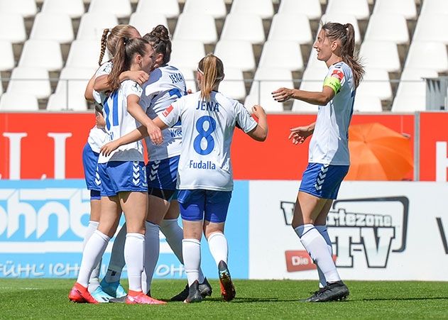 Freude bei den Frauen des FF USV Jena nach dem Tor zur 1:0-Führung in Essen.