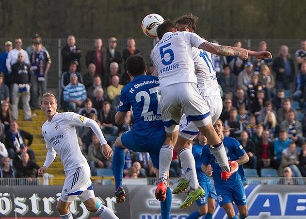 Im Kopfballduell: Jenas Robin Krauße und Johannes Pileles mit dem Neugersdorfer Sepp Kunze.