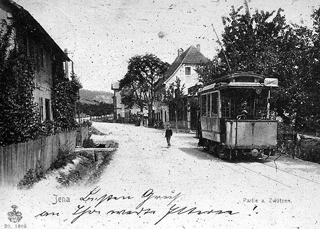 Die landespolizeiliche Abnahme der ersten fertig gestellten Strecken für die Straßenbahn in Jena erfolgte 1901. Der Straßenbahnverkehr startete damals mit 17 Motorwagen, vier Anhängern und vier Güterwagen. Auf dem Bild fährt einer der ersten Wagen 1905 auf der Strecke Zentrale – Holzmarkt – Schubertsburg.