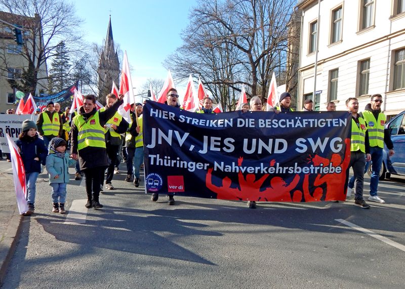 Zweitägiger Warnstreik: Beschäftigte mehrerer Nahverkehrsbetriebe sind am Mittwoch in Jena auf die Straße gegangen.