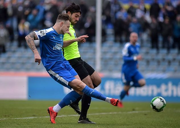 Timmy Thiele (links) gegen den Wiesbadener Sascha Mockenhaupt im Spiel FC Carl Zeiss Jena gegen SV Wehen Wiesbaden.