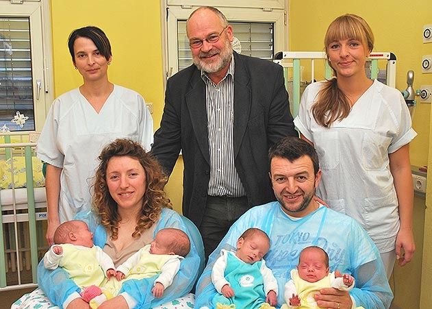 Die Eltern Oltjana Koci und Vebi Keta halten ihre Kinder in den Armen (erste Reihe v.l.n.r.). Mit dabei am Entlassungstag: Prof. Dr. Ekkehard Schleußner, Direktor der Jenaer Frauenklinik (Mitte), Gesundheits- und Kinderkrankenpflegerin Janine Jäger (rechts) und Simone Vogelsberger, Leiterin der Frauenmilchspendebank (links), am Universitätsklinikum Jena.