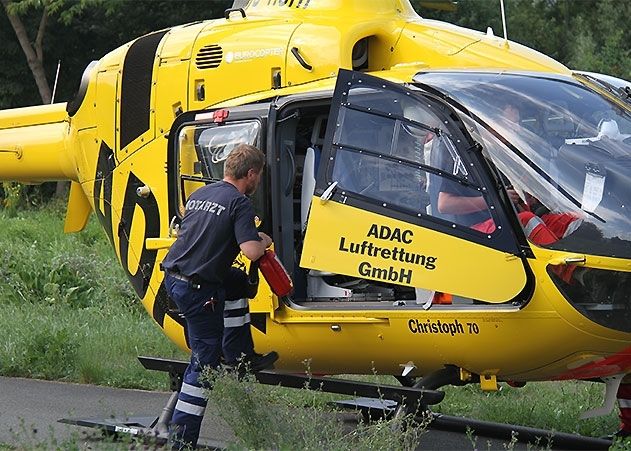 Ein Rettungshubschrauber war mit im Einsatz und kümmerte sich um die verletzten Personen.