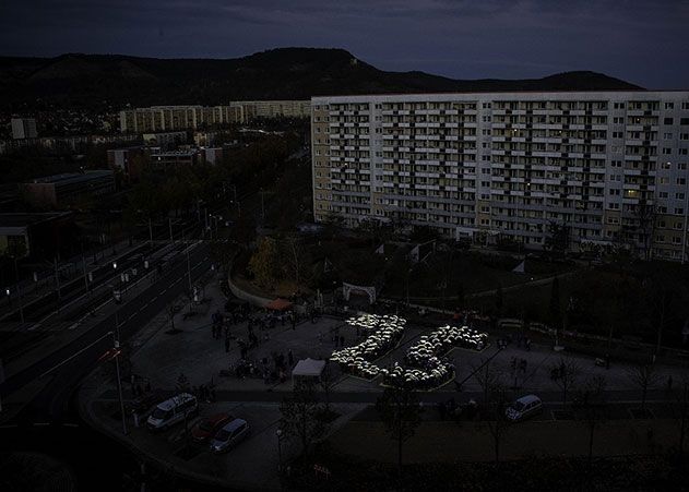 Mit einer besonderen leuchtenden „25“ auf dem Stadtplatz in Lobeda-West feierte der KOMME e.V. das 25-jährige Jubiläum.