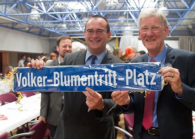 Noch ist es ein originelles Geburtstagsgeschenk,  das zu seinem 70. Geburtstag Volker Blumentritt (r.) von KSJ-Chef Uwe Feige überreicht bekam.