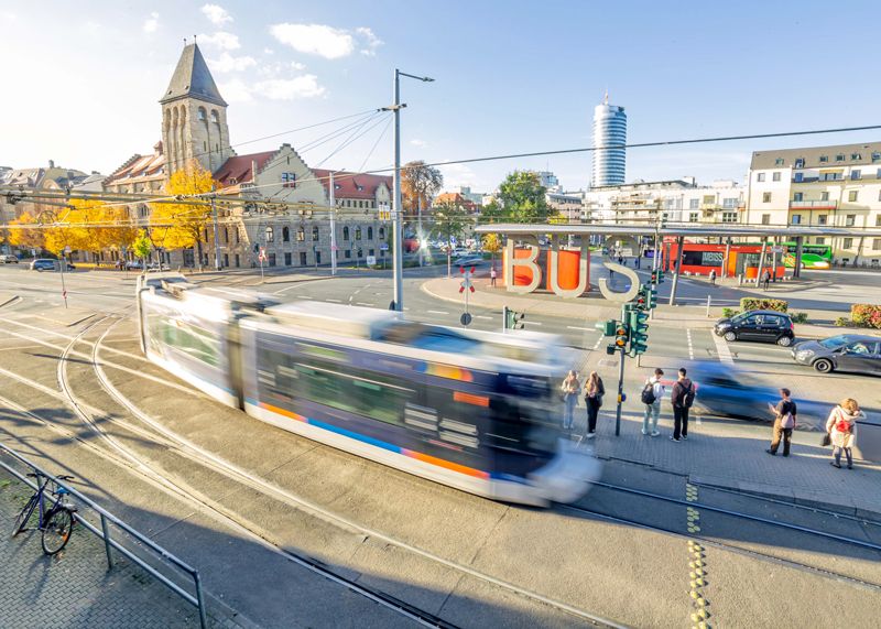 Die bessere Verzahnung von Bus- und Bahnangeboten hat sich positiv auf die Fahrgastnachfrage beim Jenaer Nahverkehr ausgewirkt.