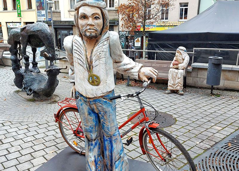 Die neueste Krippenfigur am Johannisplatz: Caspar - einer der heiligen Könige mit Rad.