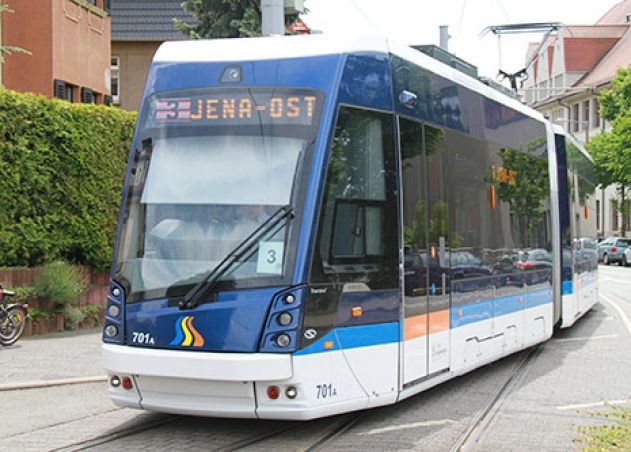 Um den aktuellen Stand der Fahrgastzahlen zu erheben, sind wieder Interviewer in Jenas Straßenbahn unterwegs.