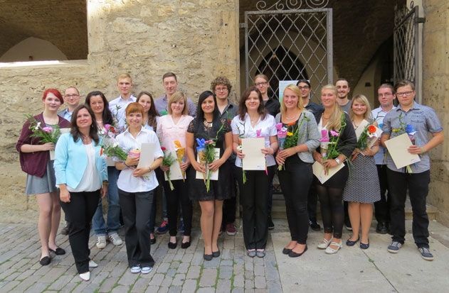 Ausbildungsleiterin Tina Lange (li.) mit ihren neuen Azubis vor dem Jenaer Rathaus.