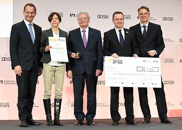Das Projekt des USV Jena e.V. erfährt hohe Wertschätzung in Berlin. Die Schatzmeisterin des Vereins, Dr. Andrea Altmann und Bankvorstand Hendrik Ziegenbein (2. von rechts) nehmen Ehrung und Glückwünsche von Bundespräsident Joachim Gauck, DOSB-Chef Alfons Hörmann (links) und BVR-Präsident Uwe Fröhlich entgegen.
