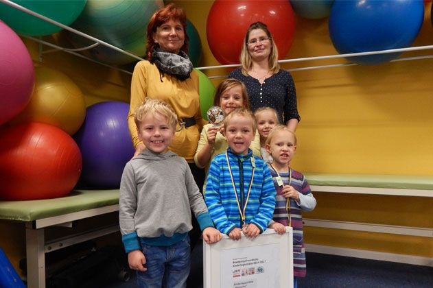 Kita-Leiterin Beate Eifler und Erzieherin Maja Sommer freuen sich mit den Kindern über diese Auszeichnung.