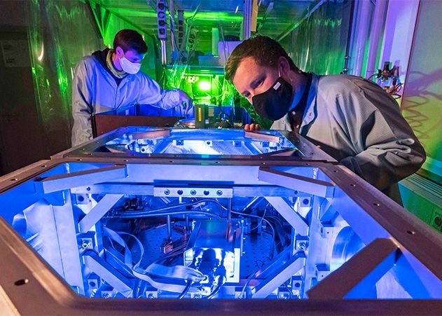 Dr. Frederik Tuitje (r.) und Tobias Helk von der Universität Jena bereiten den Aufbau für die Untersuchung einer Laser-Plasma-Quelle vor.