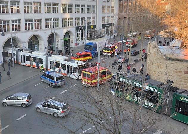 Blick auf den Leutragraben: Eine Straßenbahn ist am Donnerstagmittag mit einem Auto zusammengestoßen.