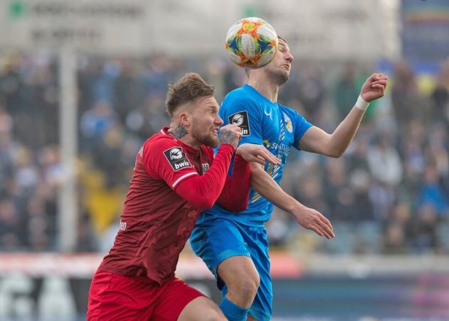 Münsters Jan Löhmannsröben (links) im Zweikampf mit Jenas Pierre Fassnacht.