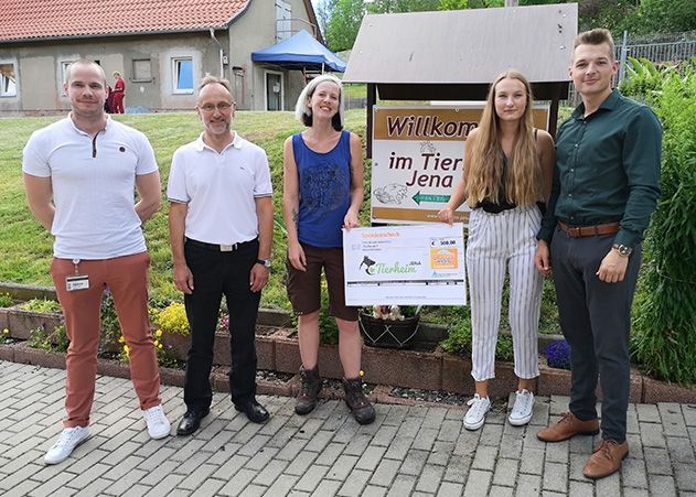 V.l.n.r.: Sebastian Schirbe (Personalleiter Globus/Isserstedt), Prof. Dr. Klaus Watzka (EAH Jena), Juliane Köber (Tierheim Jena), Julia von der Weiden und Phillip Rahlfs (Studierende im Schwerpunkt „Personal“, EAH Jena).