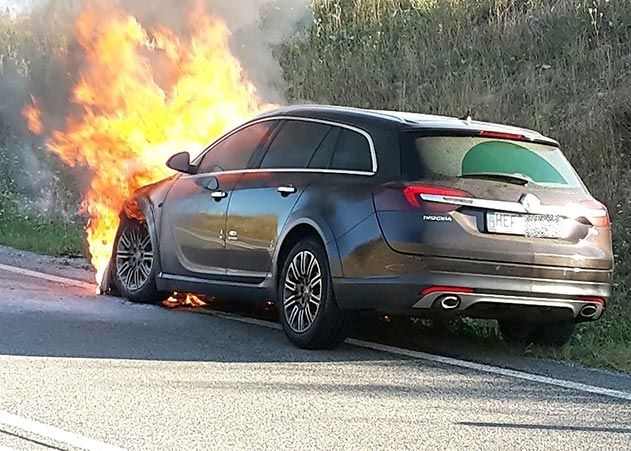 Offenbar wegen eines technischen Defekts ist ein Opel auf der A4 bei Jena in Flammen aufgegangen.