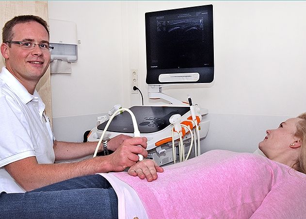 PD Dr. Alexander Pfeil, Oberarzt der Klinik für Innere Medizin III (Rheumatologie) am Universitätsklinikum Jena, führt eine Ultraschalluntersuchung des Handgelenks durch.
