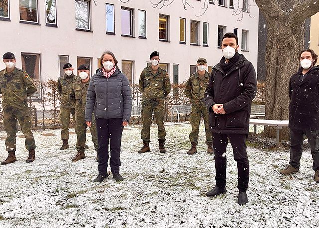 Die fünf Soldaten mit Dr. Beyermannn vom Gesundheitsamt, Benjamin Koppe und Hauptmann der Reserve Björn Pinther.