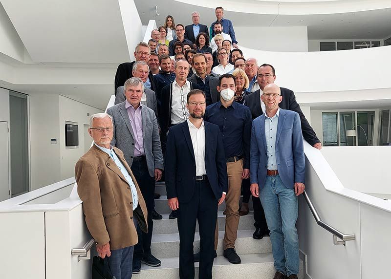 Einen Eindruck der wirtschaftlichen Vielfalt der Partnerstadt Erlangen erhielten am Donnerstag der Jenaer OB Dr. Thomas Nitzsche (Mitte vorn), der Geschäftsführer der Wirtschaftsförderung Wilfried Röpke (rechts vorn) und rund 40 Teilnehmende aus der Jenaer Unternehmerschaft.