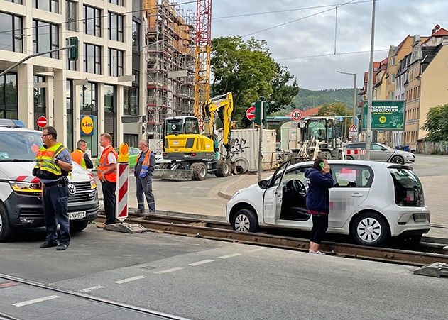 In Jena ist am frühen Mittwochmorgen eine 48-jährige Autofahrerin im Gleisbett gelandet.