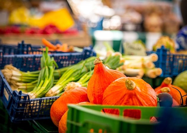 Auf dem Wochenmarkt in Jena finden sich saisonales Obst und Gemüse, Backwaren, Fleisch, Wurst, Pflanzen und mehr – vieles aus der Region.