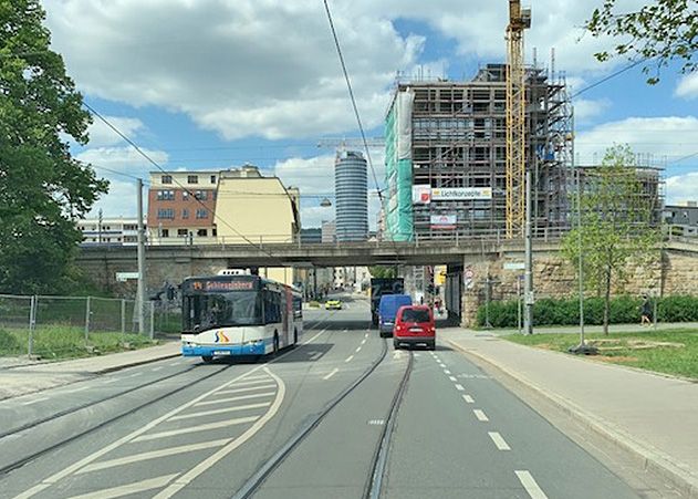 Schon im Herbst 2020 können Radfahrer und Fußgänger sicher die vielbefahrende Camsdorfer Brücke überqueren.