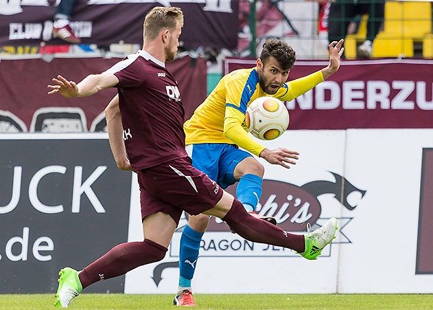 Im Zweikampf der Torschütze zum 1:0 - Firat Sucsuz (r.) und der Berliner Tino Schmuck.