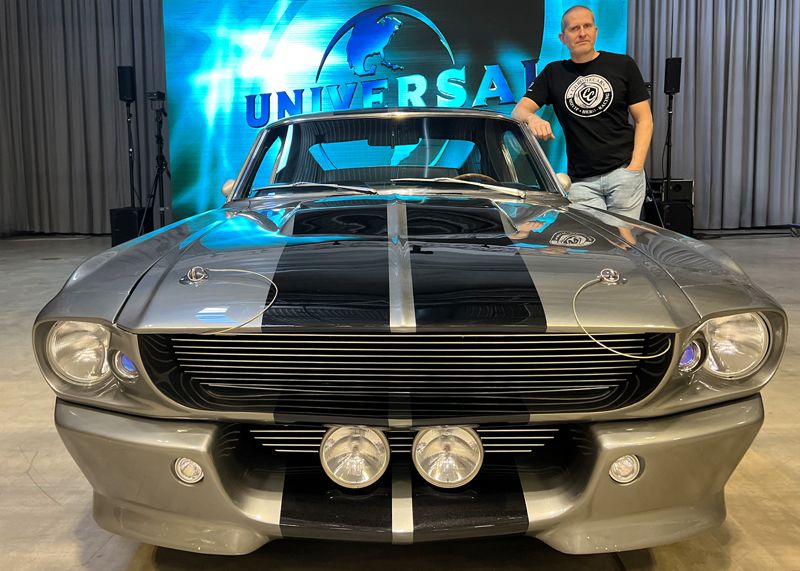 ChromeCars-Boss Kai Nieklauson neben seinen Shelby Mustang „Eleanor“ GT 500 aus dem Jahr 1967 aus dem Film „Nur noch 60 Sekunden“. Das Fahrzeug zählt zu den wertvollsten Filmautos weltweit.