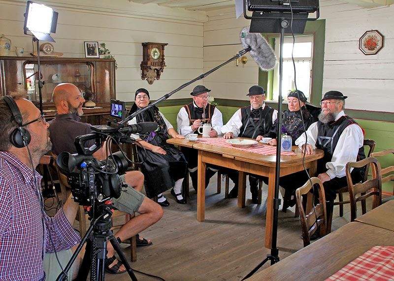 Dokumentarfilmregisseur Gerald Backhaus mit seinem Kameramann Martin König bei den Dreharbeiten für den ersten Dialektfilm in Rositz bei Altenburg.