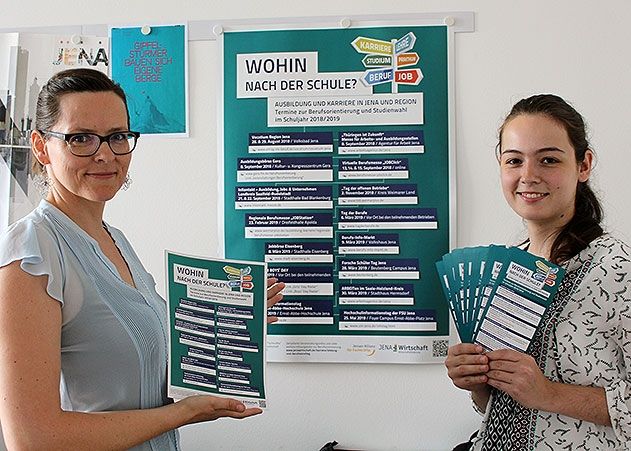 Daniela Drilltzsch (l.) und Rebecca Heuschkel von JenaWirtschaft präsentieren die Info-Materialien der 8. Auflage von „Wohin nach der Schule?“