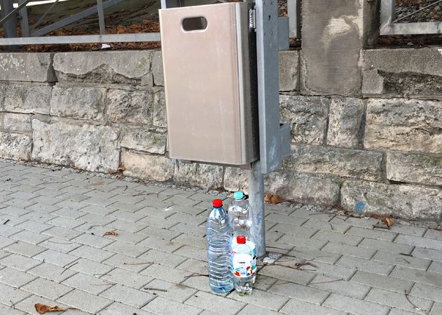Die neue Ordnung der Stadt Jena tritt am 10. August in Kraft. Neu ist unter anderem, dass Pfandflaschen nun neben die Mülleimer gestellt werden dürfen, um den Flaschensammlern das Sammeln zu erleichtern und angenehmer zu machen.