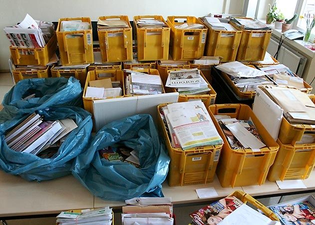 Die 30 Kisten mit nicht zu gestellter Post lagern nun bei der Jenaer Polizei. Die Polizei weist darauf hin, dass es trotz der typischen gelben Kisten sich nicht um Kisten der Deutschen Post handelt.