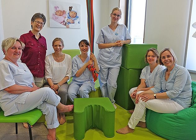 Die leitende Hebamme Gabriele Fischer, Studienleiterin Dr. Gertrud Ayerle, Auditorin Martina Schlüter-Cruse, die Hebammen Elisa Helling und Josefine Wilfert-Knoll sowie Ärztin Maryam Ettrich und „Be-up“-Studienkoordinatorin Sabine Striebich im neu ausgestatteten Kreißsaal.