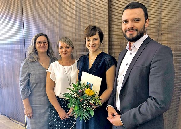 Die Thüringer Ministerin für Arbeit, Soziales, Gesundheit, Frauen und Familie Heike Werner (l.) und Jenas Dezernent für Finanzen, Sicherheit und Bürgerservice Benjamin Koppe (r.) überreichten den Preis an die Tierschutzbeauftragte der Uniklinik Nadja Hißbach und Angela Subarew.