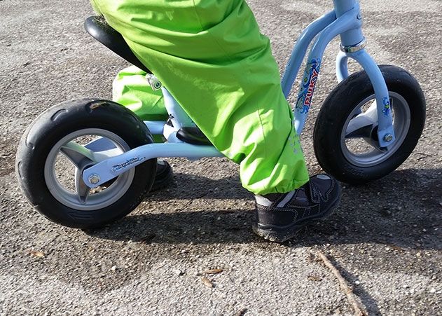 Ein dreijähriger Junge war am Mittwoch alleine im Jenaer Stadtteil Winzerla mit seinem Laufrad unterwegs.